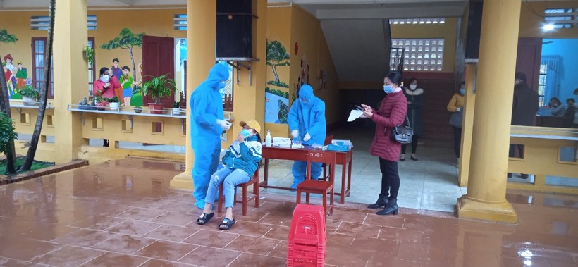 Học sinh trên địa bàn huyện Yên Thế được lấy mẫu xét nghiệm Covid-19 sáng 6/2.