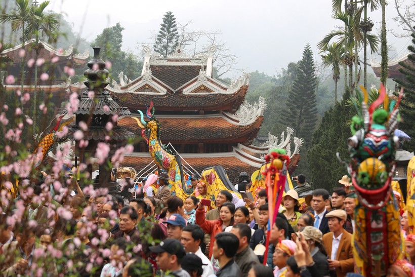 Du khách về lễ hội chùa Hương. (Ảnh: TL).