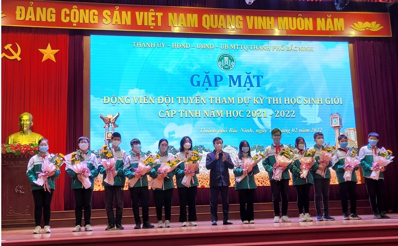Lãnh đạo thành phố Bắc Ninh động viên học sinh tham dự kỳ thi HSG cấp tỉnh.