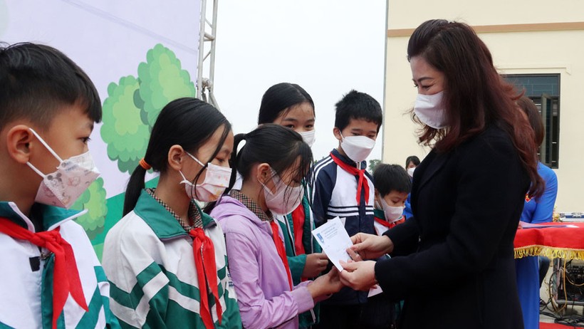 Bà Lê Thị Thu Hồng trao quà cho học sinh có hoàn cảnh khó khăn trên địa bàn xã Việt Tiến (Việt Yên).