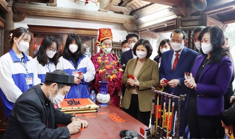 Các đồng chí lãnh đạo tỉnh Bắc Ninh cùng các học sinh tìm hiểu nghệ thuật thư pháp.