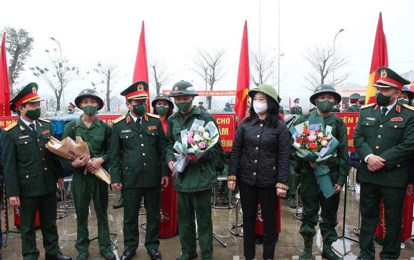 Lãnh đạo Bộ Quốc phòng, Quân khu I và lãnh đạo tỉnh Bắc Ninh động viên các tân binh lên đường nhận nhiệm vụ.