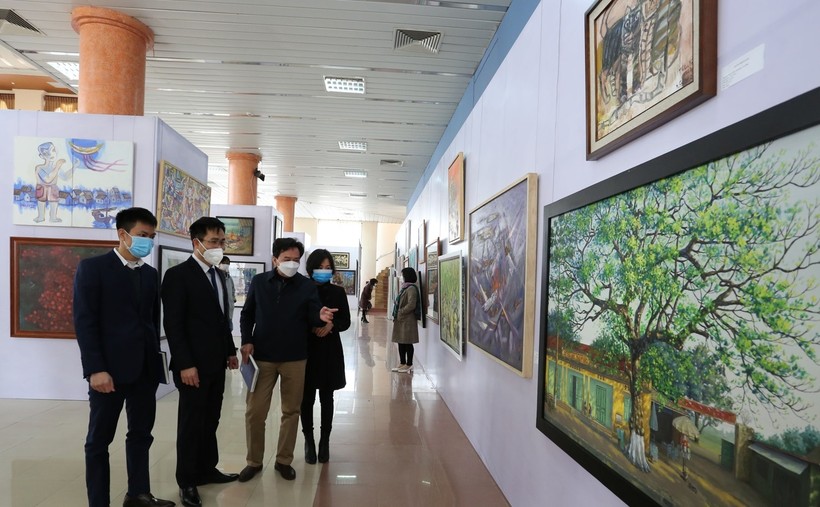 Các đại biểu thăm quan tác phẩm tại triển lãm.