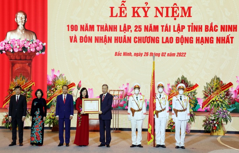 Thừa uỷ quyền của Chủ tịch nước, Đại tướng Tô Lâm, Uỷ viên Bộ Chính trị, Bộ trưởng Bộ Công an trao Huân chương Lao động hạng Nhất cho Đảng bộ, Chính quyền và Nhân dân tỉnh Bắc Ninh.