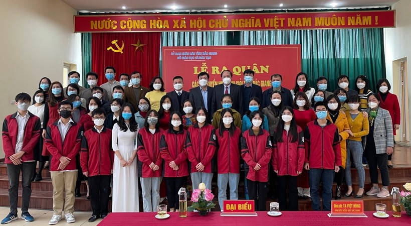 Lãnh đạo Sở GD&ĐT Bắc Giang chụp ảnh lưu niệm với các đội tuyển dự kỳ thi HSG Quốc gia.