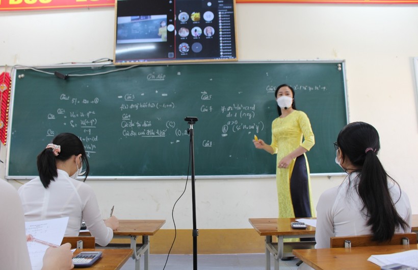 Giáo viên trường THPT Lạng Giang số 1 dạy trực tiếp và trực tuyến cho học sinh lớp 12.