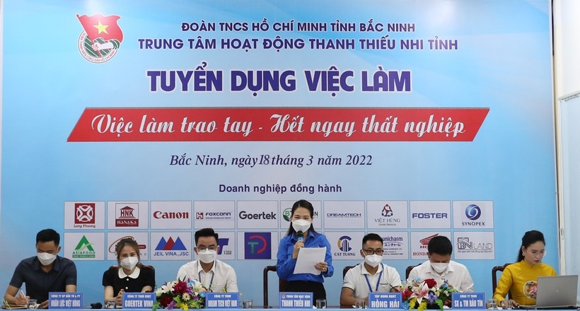 Lãnh đạo Trung tâm Hoạt động thanh thiếu nhi tỉnh Bắc Ninh phát biểu tại chương trình.