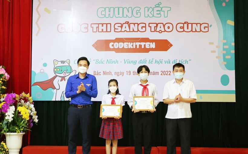 Lãnh đạo Ban Dân vận Tỉnh ủy và Tỉnh Đoàn Bắc Ninh trao giải Nhất cho các thí sinh.