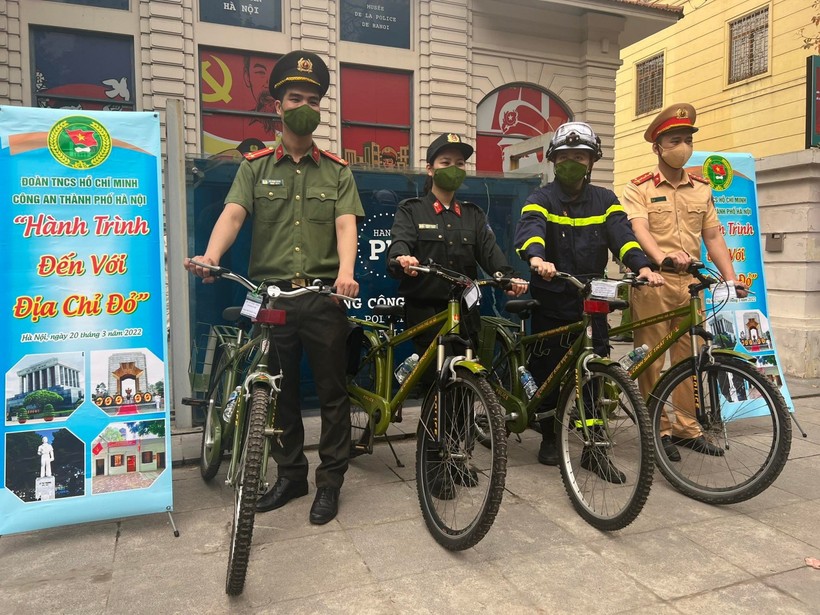 Công an Thủ đô tổ chức đạp xe tham quan “địa chỉ đỏ” giáo dục lòng yêu nước. 