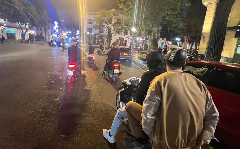 Công an quận Hoàn Kiếm xử lý nghiêm các bãi trông giữ xe tự phát. 
