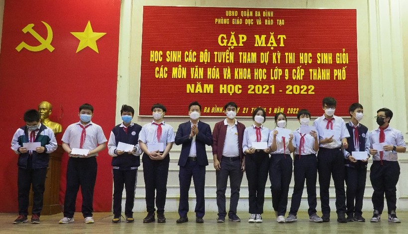 Ông Lê Đức Thuận - Trưởng phòng GĐ&ĐT quận Ba Đình (thứ 5 từ trái sang) động viên các em học sinh.
