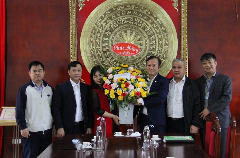 Ông Nguyễn Đại Lượng - Phó Bí thư Huyện uỷ, Chủ tịch UBND huyện Việt Yên đã tặng hoa, khen thưởng cho cô Nguyễn Thị Hồng Hạnh.