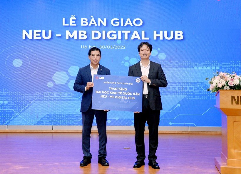 MB chính thức bàn giao NEU – MB Digital cho Trường Đại học Kinh tế Quốc dân.