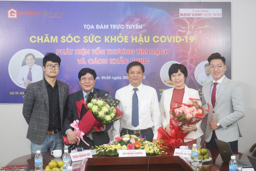 Nhà báo Hồ Minh Chiến tặng hoa cho các chuyên gia.