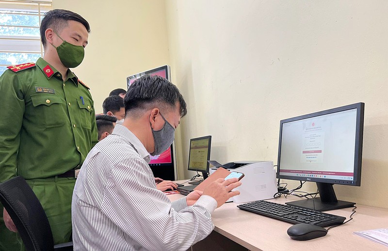 Triển khai mô hình điểm dịch vụ công trực tuyến theo Đề án 06 tại 3 điểm ở phường Dịch Vọng Hậu.