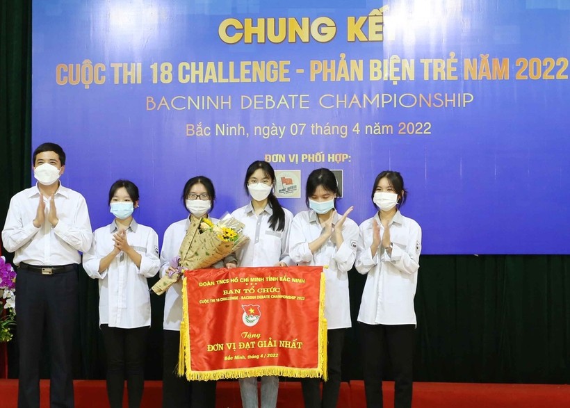 Bí thư Tỉnh đoàn Bắc Ninh - Nguyễn Đức Sâm trao giải Nhất cho trường THPT Quế Võ I.