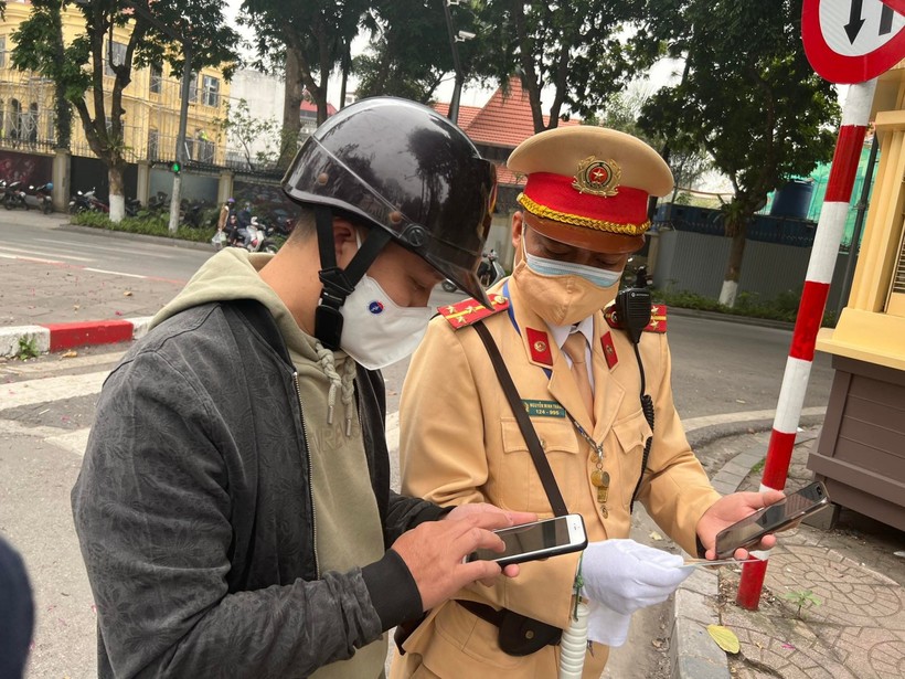 Lực lượng CSGT làm nhiệm vụ trên tuyến phố Hà Nội (Ảnh TL).