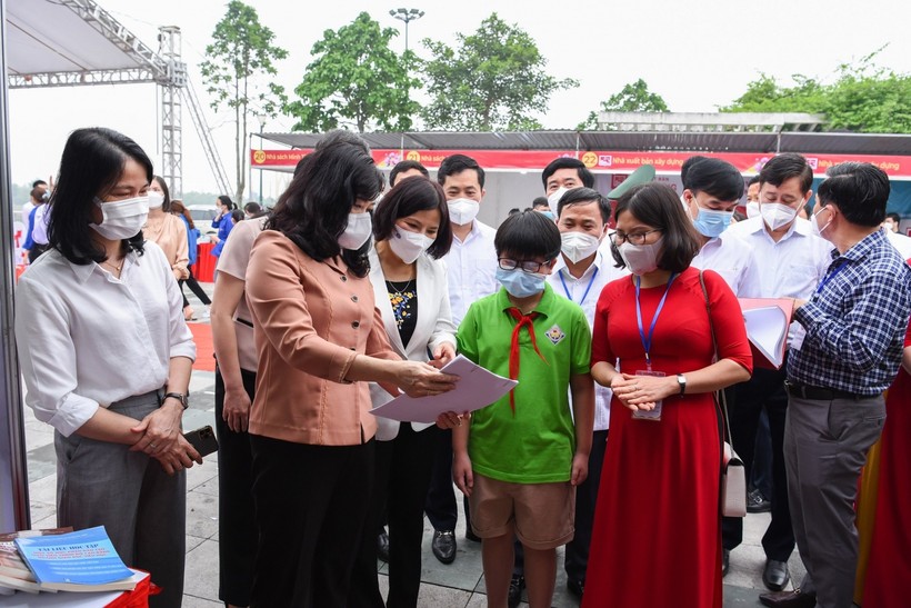 Lãnh đạo tỉnh Bắc Ninh thăm quan gian trung bày sách và động viên khuyến khích văn hóa đọc sách cho các em học sinh.