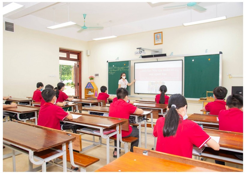 Giáo viên và học sinh Trường THCS Ninh Xá.