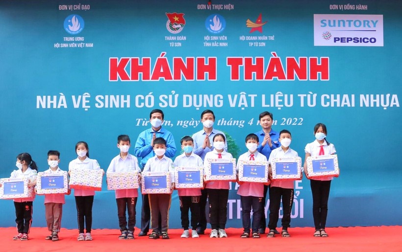 Phó Chủ tịch Thường trực UBND tỉnh Vương Quốc Tuấn (đứng giữa hàng phía sau) tặng quà cho học sinh.