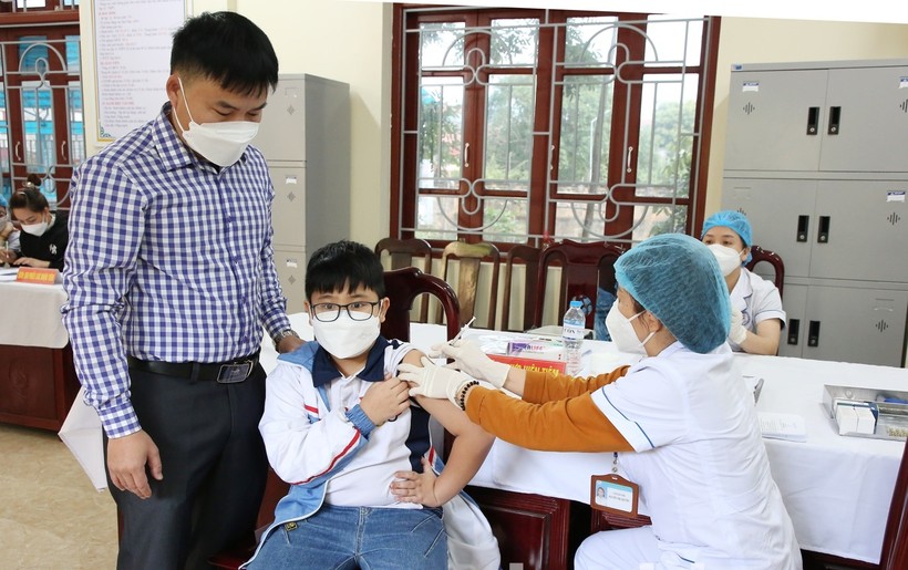 Tiêm vắc xin phòng dịch cho học sinh.