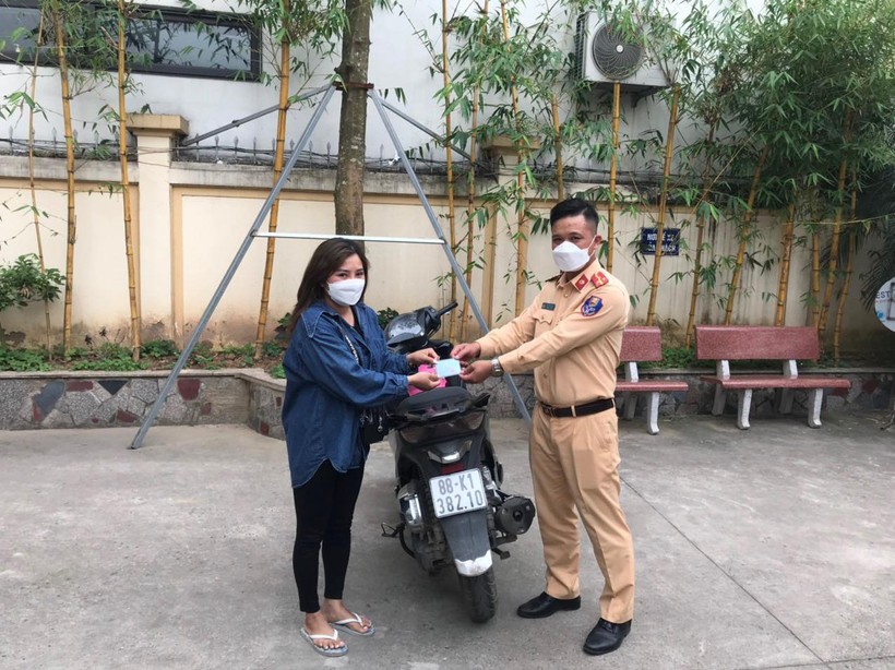 CSGT bàn giao xe cho chị Nguyễn Thị Liên.