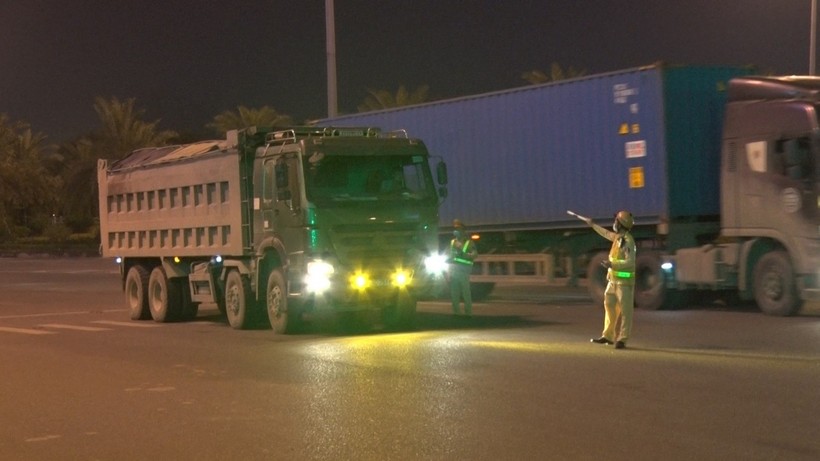 Lực lượng CSGT tuần tra kiếm soát phương tiện trong đêm.