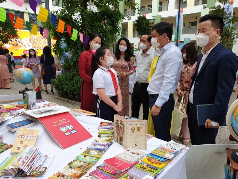 Lãnh đạo quận Ba Đình động viên, khuyến khích học sinh đọc sách báo.