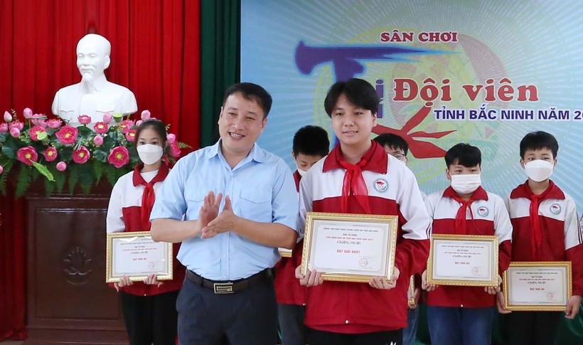 Giám đốc Trung tâm Hoạt động thanh thiếu nhi trao giải Nhất Liên hoan Dân vũ cho Chi đội 8A3-4-5.