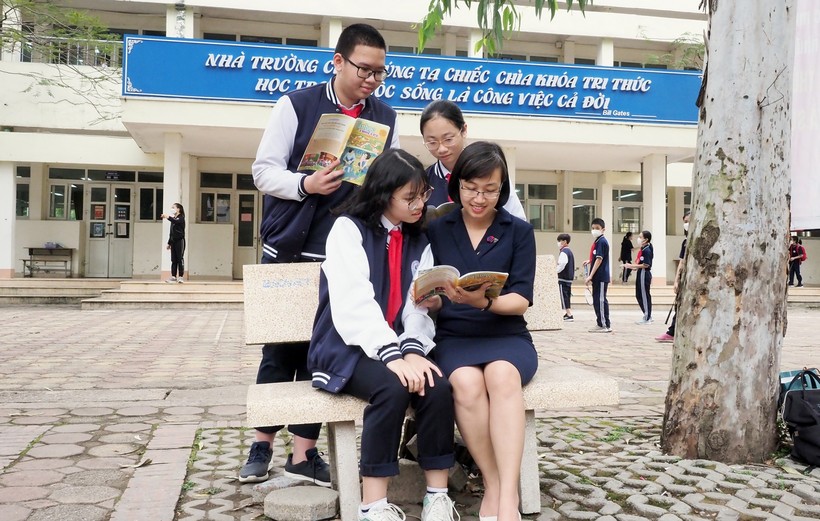 Cô Nguyễn Phương Thanh – Giáo viên Ngữ văn (trường THCS Giảng Võ) chia vui với các học trò đạt giải Nhất cấp thành phố.