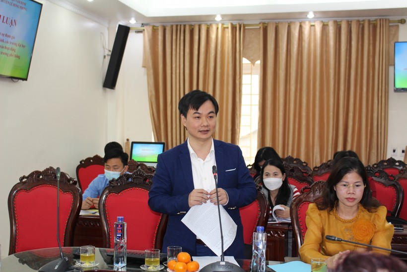 Thầy Bùi Thái Học - Phó Hiệu trưởng Trường THPT Chuyên Lê Hồng Phong (Nam Định) phát biểu hướng nghiệp ccho học sinh.