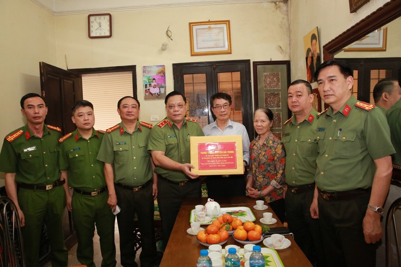 Giám đốc Công an thành phố Hà Nội thăm, tặng quà cho đồng chí Nguyễn Việt Cường - nguyên Trưởng phòng Kỹ thuật hình sự.