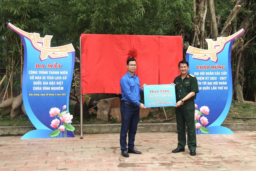 Đại tá La Công Phương, Phó Chủ nhiệm Chính trị Quân khu 1 trao biển công trình thanh niên cho Tỉnh đoàn Bắc Giang.