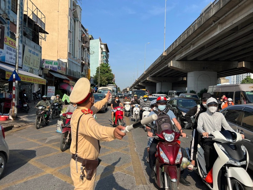 Lực lượng Cảnh sát giao thông Thủ đô phân luông khu vực cửa ngõ vào nội thành Thủ đô.
