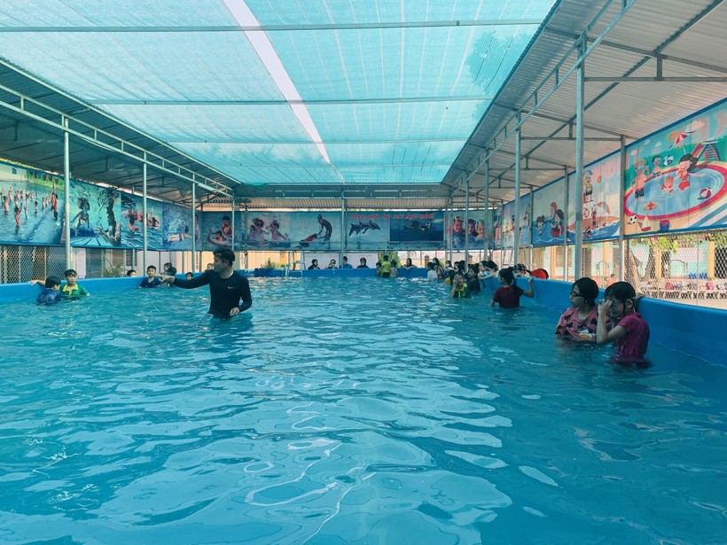 Lớp dạy bơi tại trường Tiểu học Tân Hưng (huyện Lạng Giang).