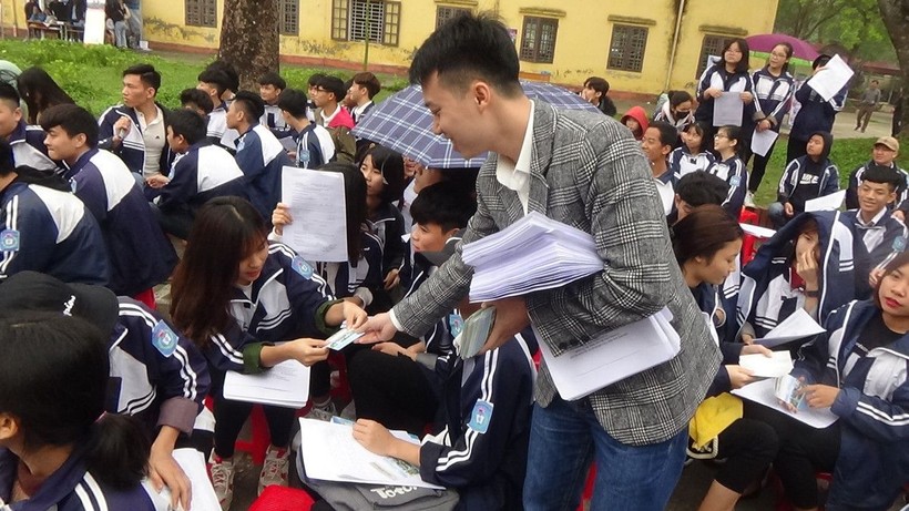 Hoạt động tư vấn hướng nghiệp cho học sinh tại trường THPT Tiên Lữ.