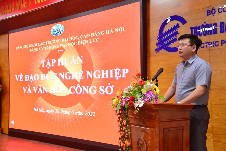 PGS.TS Đinh Văn Châu  - Quyền Hiệu trưởng trường Đại học Điện lực phát biểu tại buổi tập huấn.