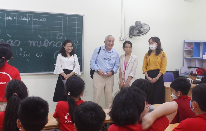 TS. Hà Vĩnh Thọ - Chủ tịch, nhà sáng lập Học viện Eurasia (ELI) cùng đoàn dự án thăm, nói chuyện với học sinh trường TH -THCS -THPT Thực Nghiệm.
