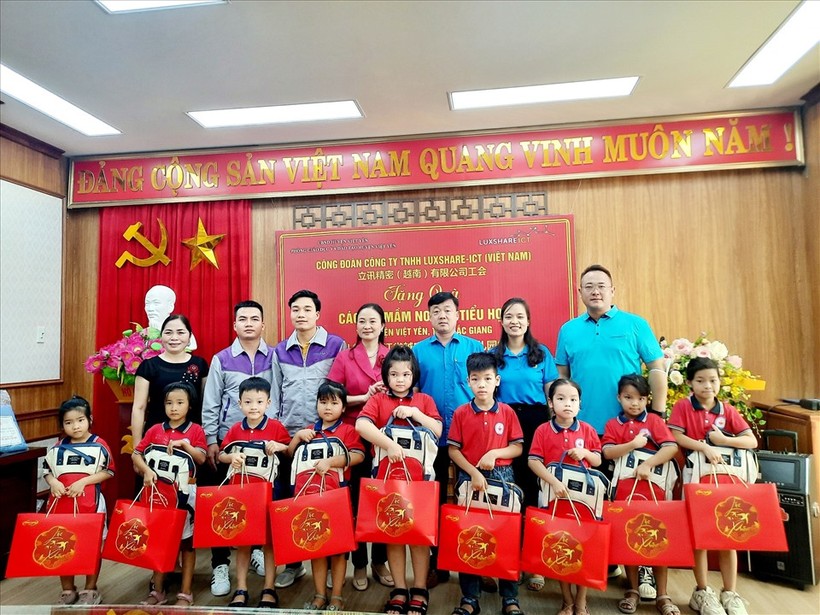Lãnh đạo Công đoàn các Khu công nghiệp tỉnh Bắc Giang; Phòng GD&ĐT huyện Việt Yên; Công ty và Công đoàn cơ sở Công ty TNHH Luxshare-ICT (Việt Nam) trao quà tới các em học sinh.