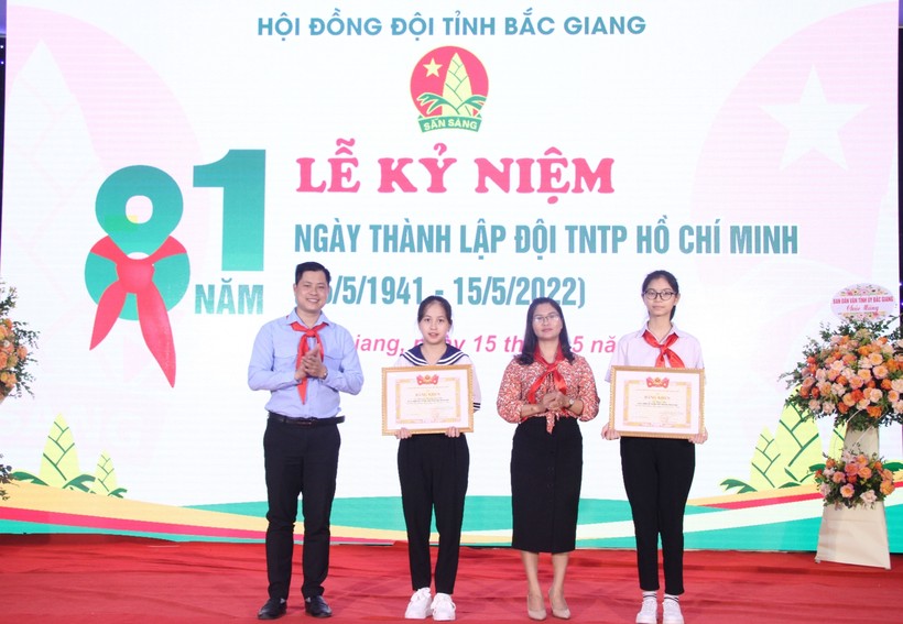  Ban Tổ chức đã trao Giải thưởng Kim Đồng cho học sinh.
