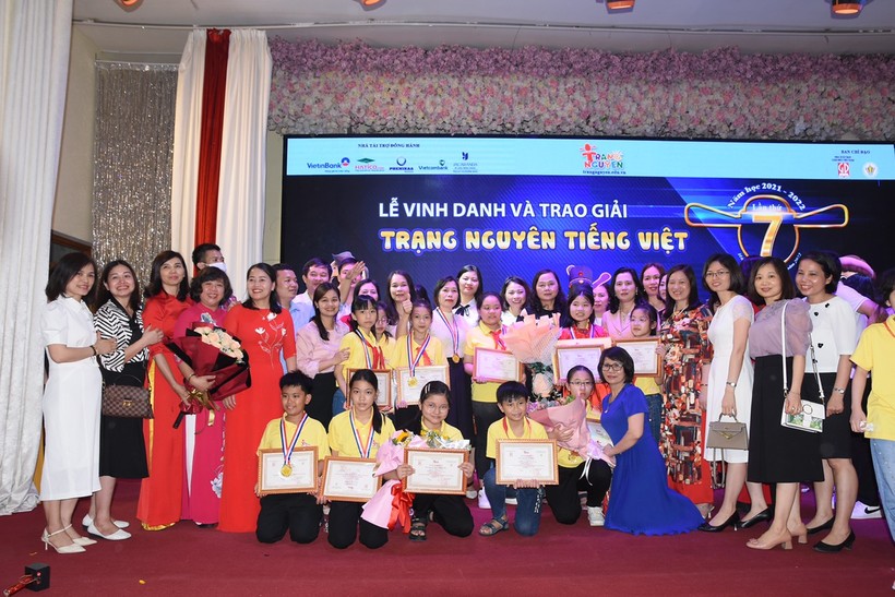 Thầy cô chia vui cùng các em học sinh đạt giải Cuộc thi Trạng nguyên tiếng Việt lần thứ 7.