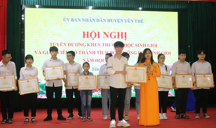 Bà Đào Thị Hường, Phó Giám đốc Sở GD&ĐT Bắc Giang trao giấy khen cho HSG.