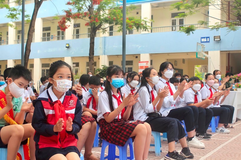 Buổi lễ được sự hưởng ứng nhiệt tình của hơn 100 em thiếu niên, nhi đồng tiêu biểu, đại diện cho gần 5 vạn thiếu nhi quận Ba Đình.