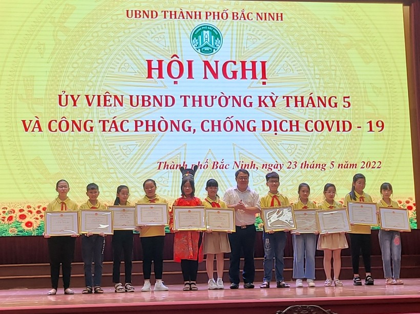 Chủ tịch UBND thành phố Bắc Ninh -  Nguyễn Song Hà khen thưởng các em học sinh có thành tích xuất sắc.