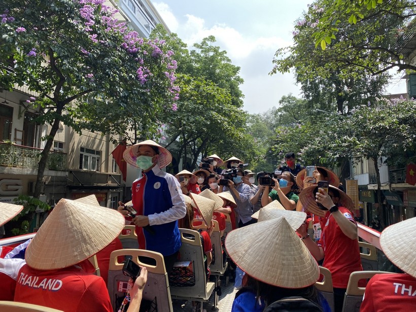Du khách quốc tế trải nghiệm tham quan thành phố Hà Nội bằng xe buýt 2 tầng.