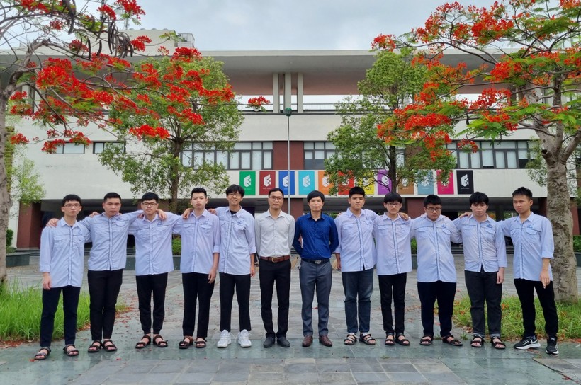 10 học sinh dự thi đạt giải chụp ảnh lưu niệm với 02 thầy giáo dạy Toán của Trường THPT Chuyên Bắc Ninh.