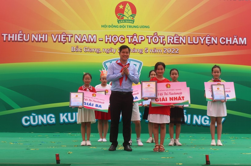Đồng chí Giáp Xuân Cảnh - Chủ tịch Hội đồng Đội tỉnh Bắc Giang trao giải cho học sinh.