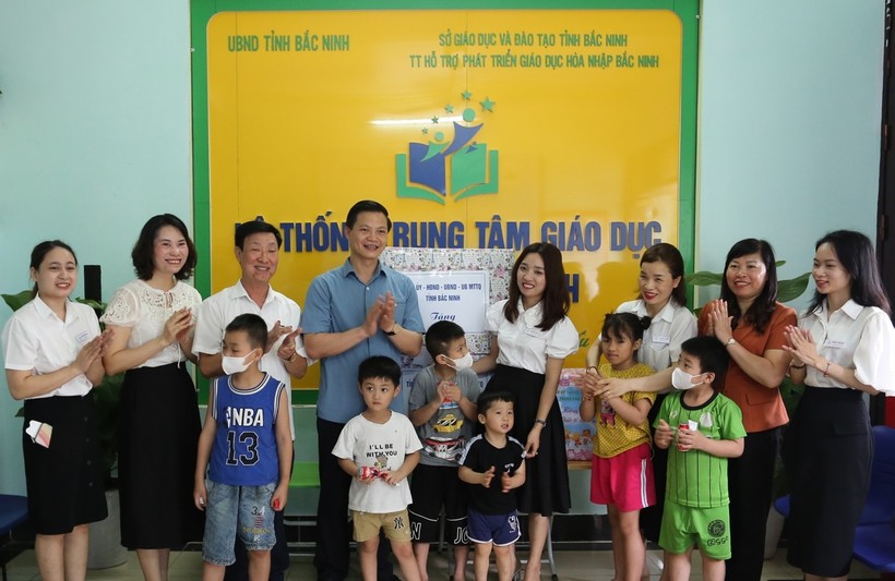 Phó Chủ tịch Thường trực UBND tỉnh Bắc Ninh - Vương Quốc Tuấn tặng quà Trung tâm hỗ trợ phát triển giáo dục hòa nhập Bắc Ninh.