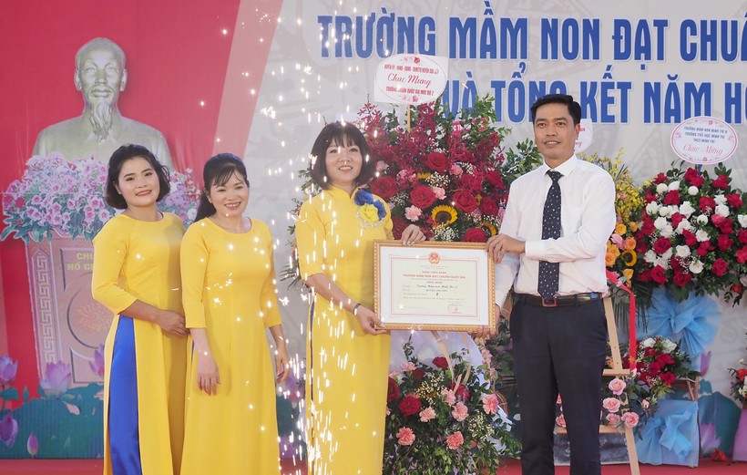 Thừa ủy quyền, ông Hồ Việt Hùng – Phó Chủ tịch UBND huyện Sóc Sơn (Hà Nội) trao bằng công nhận đạt chuẩn mức độ 2 cho Ban giám hiệu Trường Mầm non Minh Trí A.