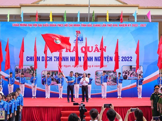 Ông Nghiêm Xuân Hưởng - Phó Chủ tịch HĐND tỉnh Bắc Giang trao cờ lệnh xuất quân Chiến dịch TNTN hè 2022 cho tuổi trẻ Bắc Giang.